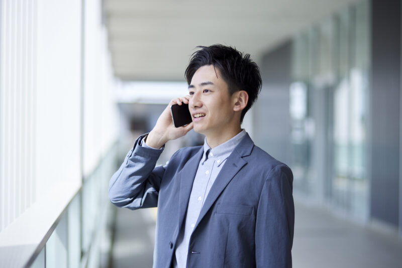 Spring image of a Japanese businessman in his twenties working