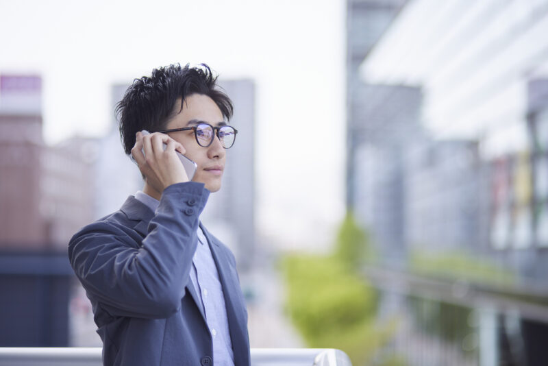 Spring image of a Japanese businessman in his twenties working